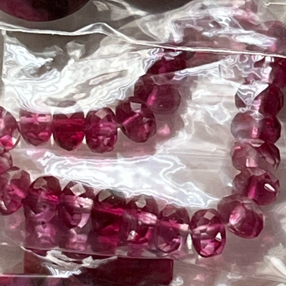 Assortment of fushia shades gemstone and glass beads - Picture 2 of 10